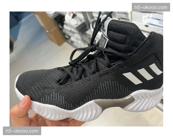 某运动品牌发布新一代团队款篮球鞋,强调对横向移动与传球发力的支持 某运动品牌发布新一代团队款篮球鞋,强调对横向移动与传球发力的支持