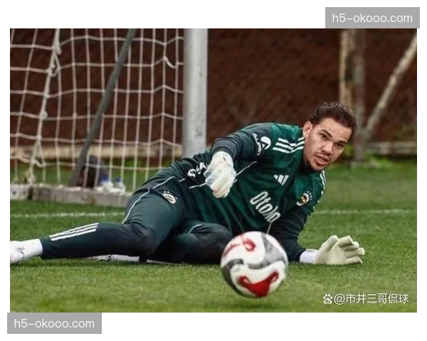 特写：老将门将如何在指挥防线与发起进攻间找到平衡